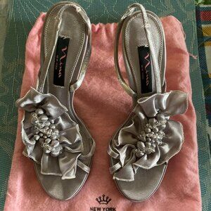 NINA NEW YORK SIZE 6/12M SILVER DRESS HEELS